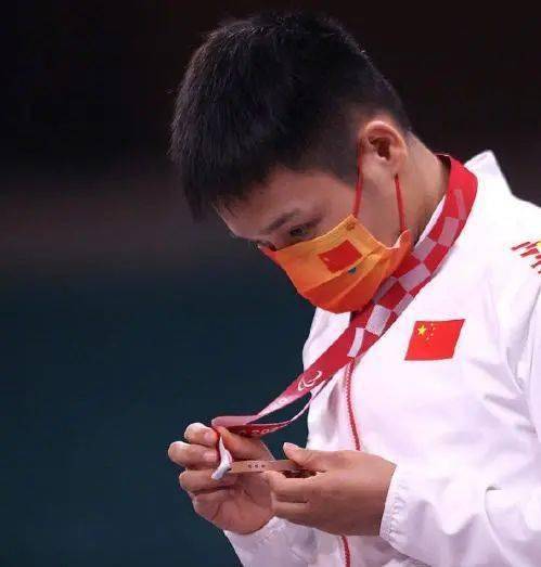 的出招,在2分29秒内以两个半分获胜,为中国盲人柔道队赢下一枚铜牌