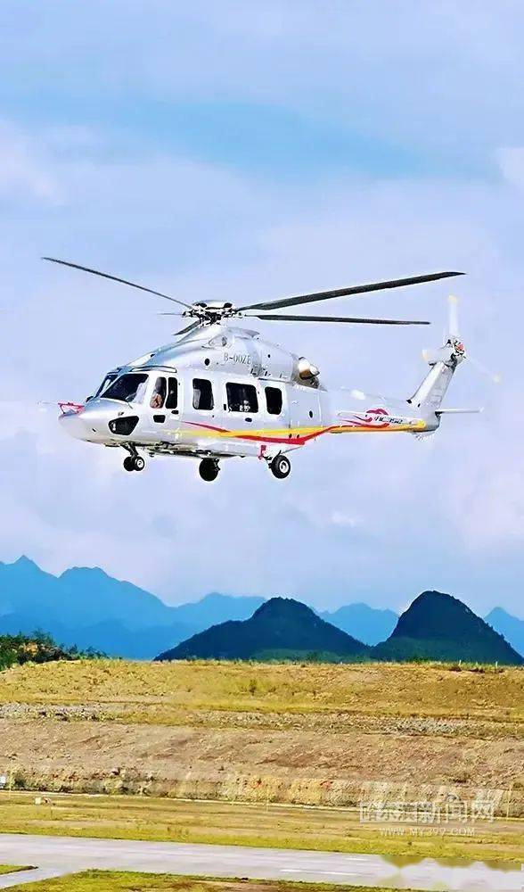 20日 ac352完成次高原试飞最后科目,翩翩降落在贵州省六盘水月照机场