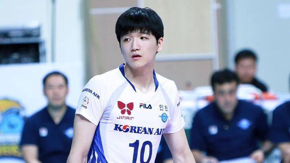 韩国体坛再传丑闻,男排当红明星被前女友控诉暴力_郑智锡