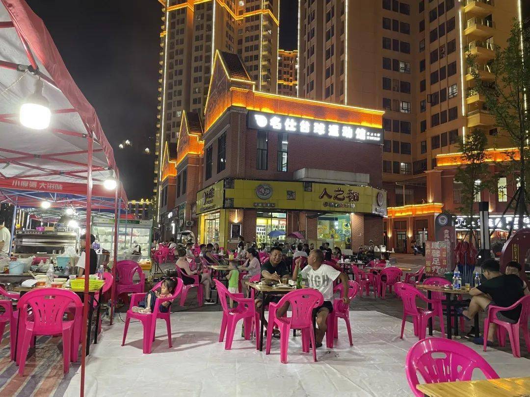 周家安置点夜市一条街而在谢桥新区,热闹的不只是铜仁金街.
