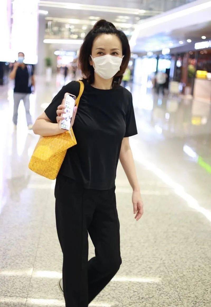 感觉|王琳在机场被拍,都快成老奶奶的人了,还扎小啾啾装少女不假吗?