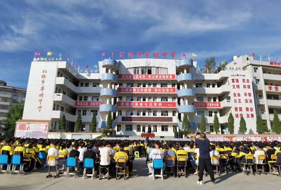 为学生们解疑答惑 普及相关法律知识 茅坝中学 近日 茅坝派出所 前往