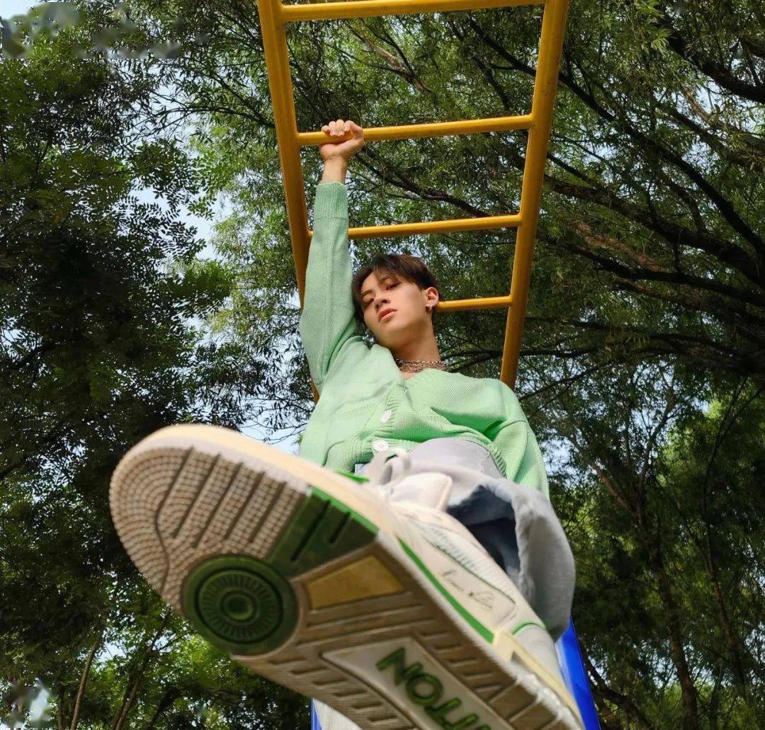 黑色|王嘉尔新厂牌官宣神秘艺人？新歌太炸！