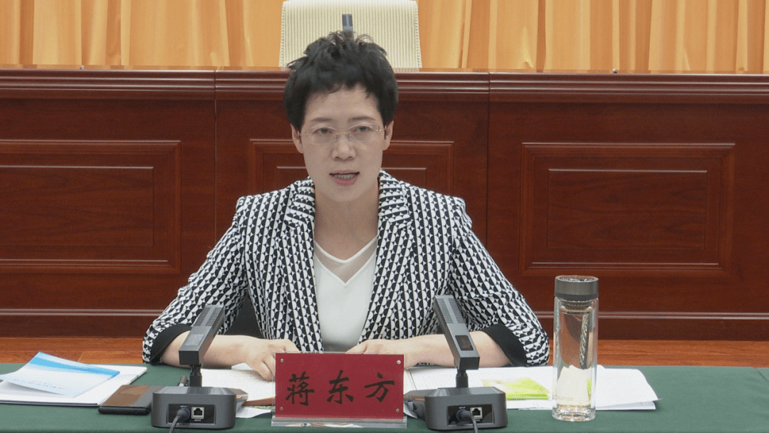 蒋东方首先代表县委,县政府和所有教育工作者向参会的爱心企业表示