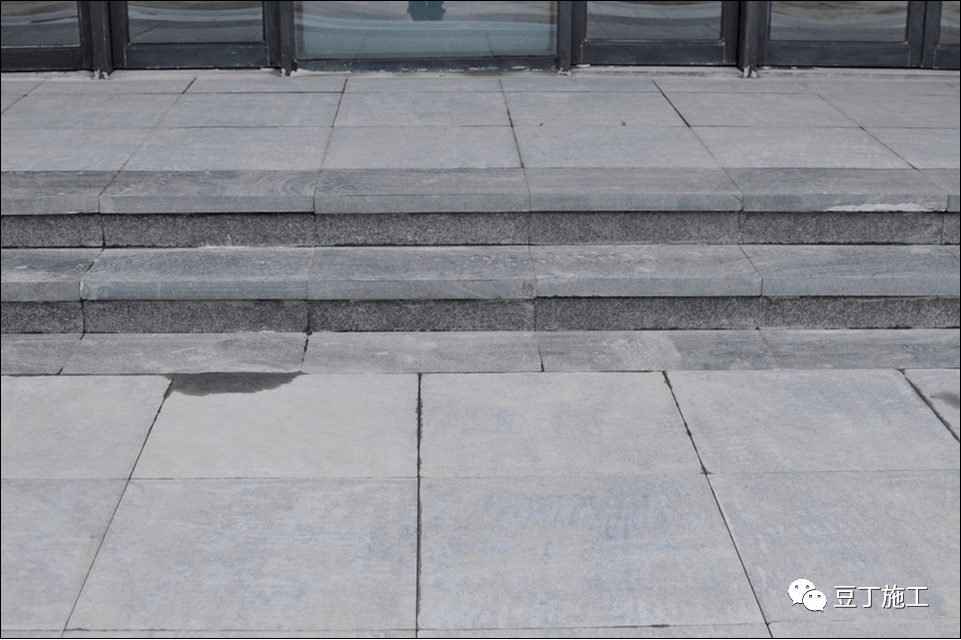 室外第一踏步与路面的高差尺寸控制好