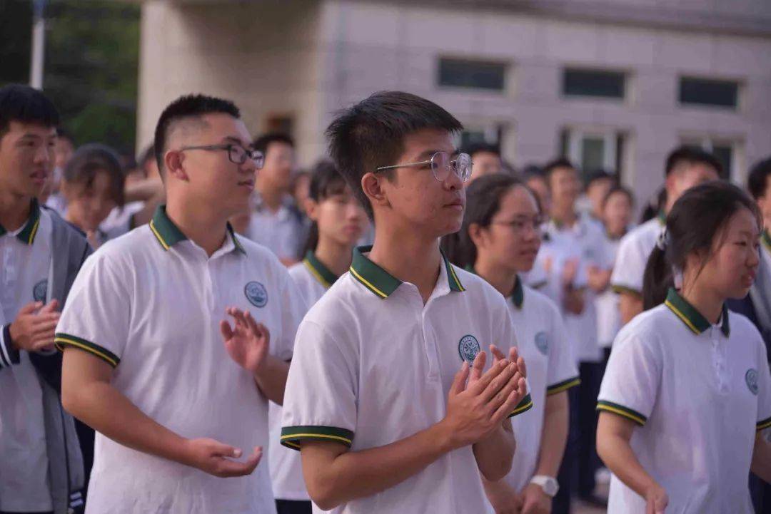 行者方致远奋斗路正长温州市第五十一中学隆重举行2021学年第一学期