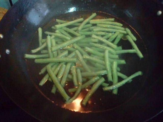 如何炒豆角又绿又熟 76fa62ff7b074010b4a3c3700c5a6e34.jpeg