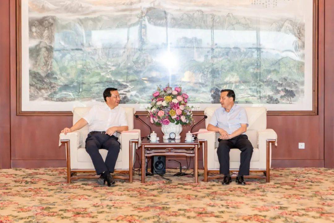 戴和根会见新疆生产建设兵团第八师石河子市党委书记,八师政委董沂峰