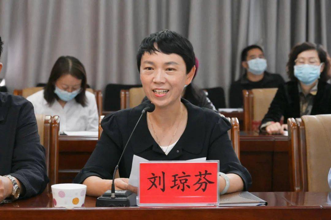 座谈会由刘琼芬书记主持.