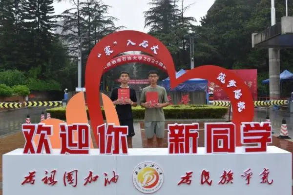 双胞胎|神同步！双胞胎兄弟入学同分同校同班又同寝，长相人脸识别都搞错