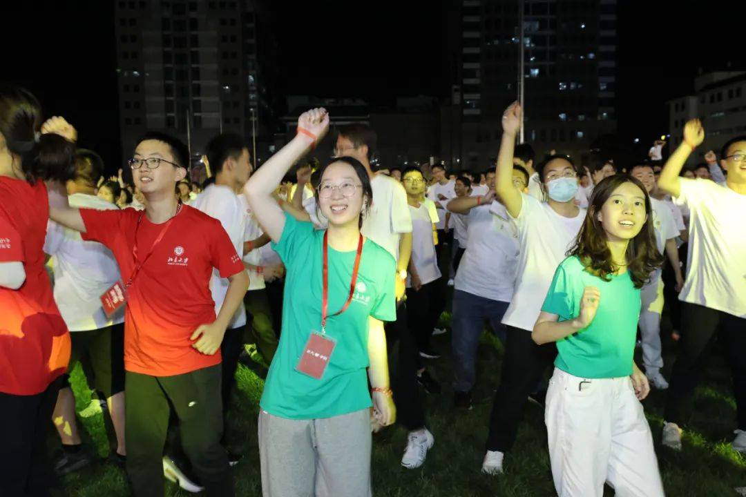 大学|姚明现场发令、孙玉洁助阵，北大新生完成“开学第一跑”