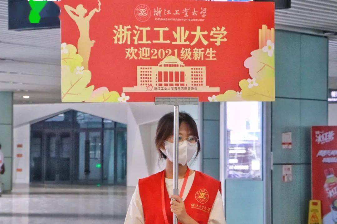 载着新生抵达——一辆辆班车早早在各站点等候红马甲的身影已准备就绪