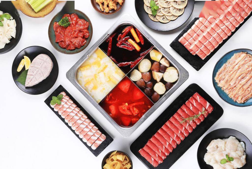 下午两点的海底捞,三五大学生围着四宫格涮锅一边闲聊一边涮肉,员工在