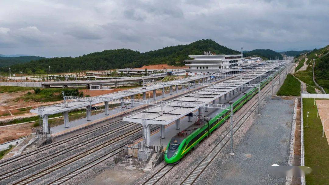 首列复兴号动车组驶入宁化站三明多个县即将步入铁路时代