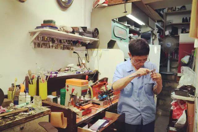 鞋子|修得了Gucci鞋、改得了LV西服…街头的老手艺人，太牛了