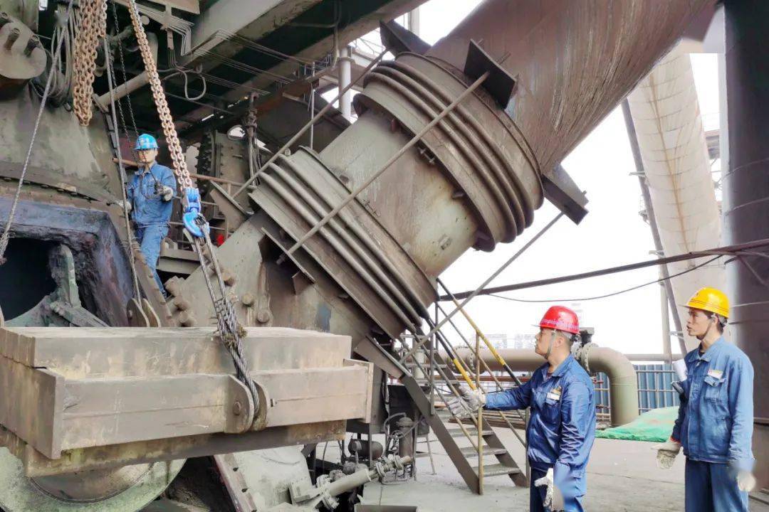团干冲锋显身手做身边榜样 :在高炉9#风口套更换处,参加检修支援的3