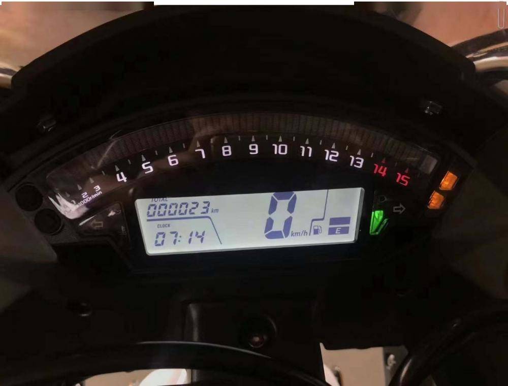 这仪表设计也非常眼熟呢其实这也不是华鹰这间中国车厂第一次抄袭,几