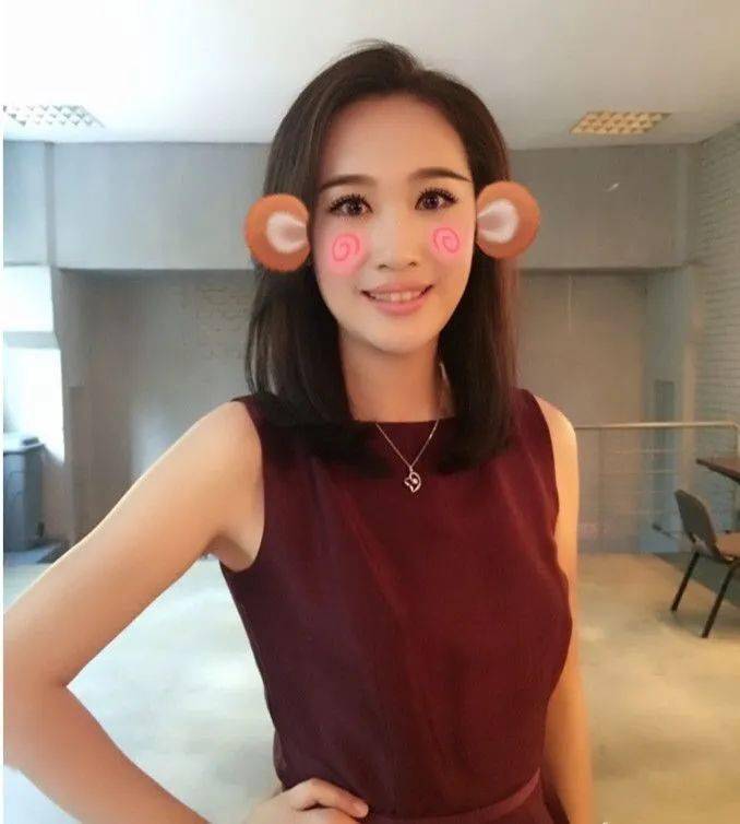 央视主持人张琳罕见现身54岁状态特别年轻穿上西装气质大方
