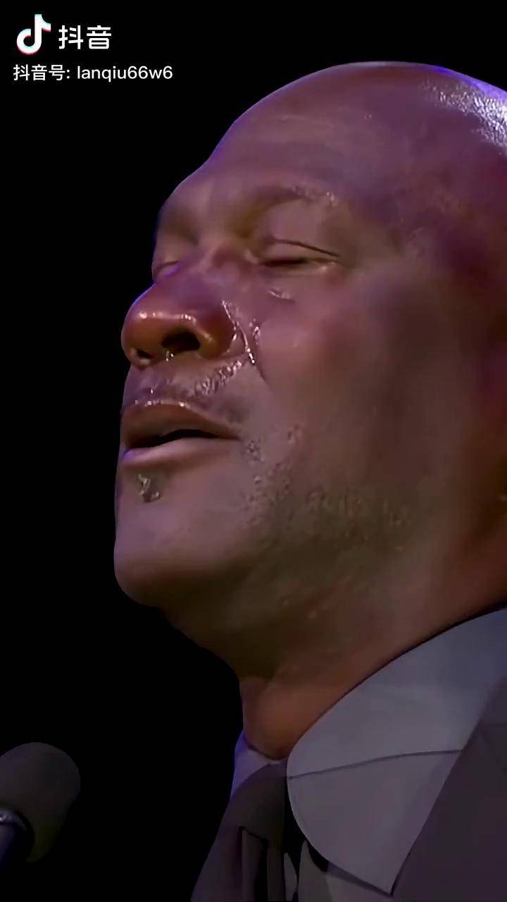 在科比的追思会上乔丹自嘲自己哭成表情包男人有泪不轻弹能让乔丹哭泣