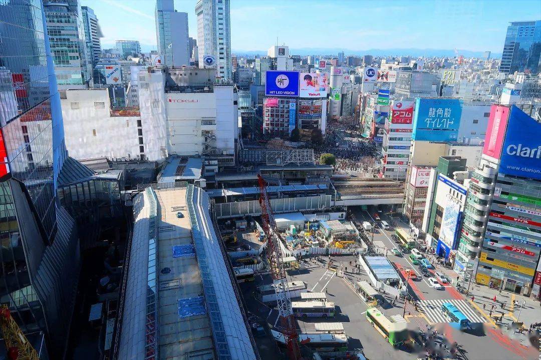 涩谷站周边的百货和巨大的空中廊道涩谷站的内部空间极其复杂