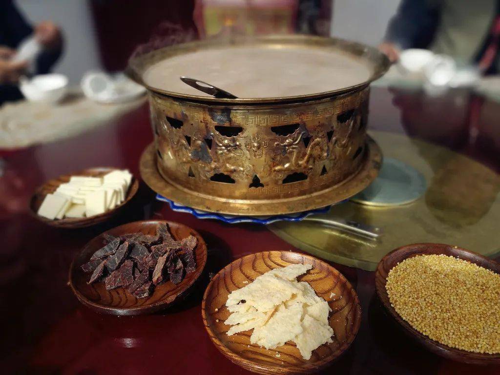 蒙古锅茶04整羊席的食用仪式亦颇为隆重,厨师先将整只羊放入大木盘中