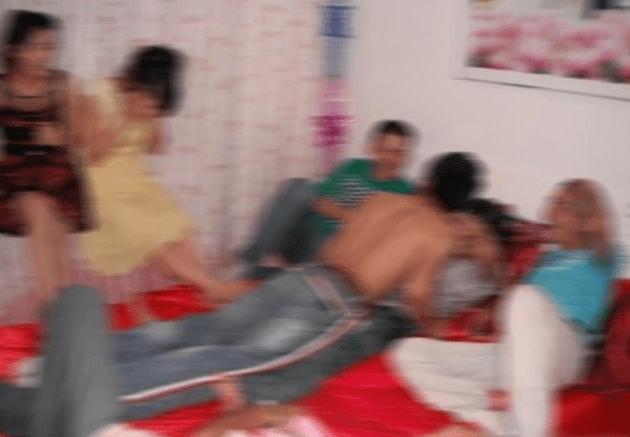 闹洞房:把伴娘撕光