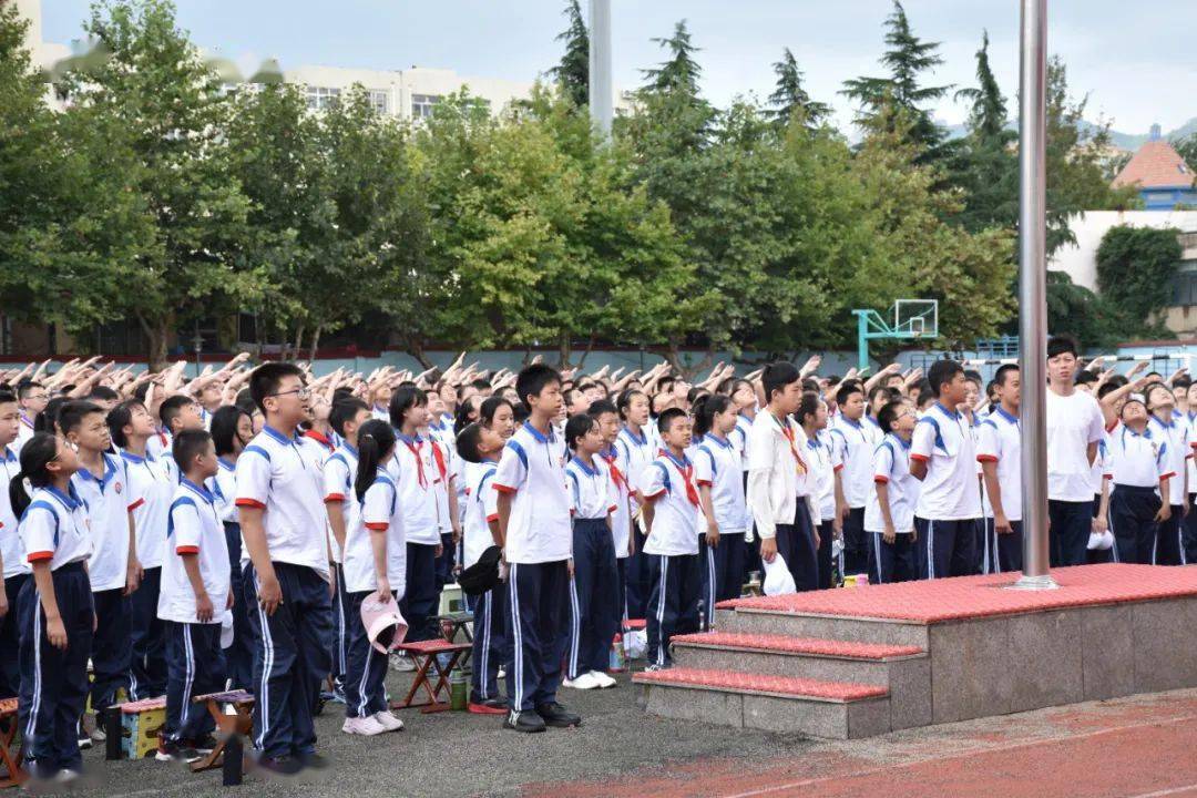 9月7日,青岛六十三中隆重举行2021级学生军训开营式.