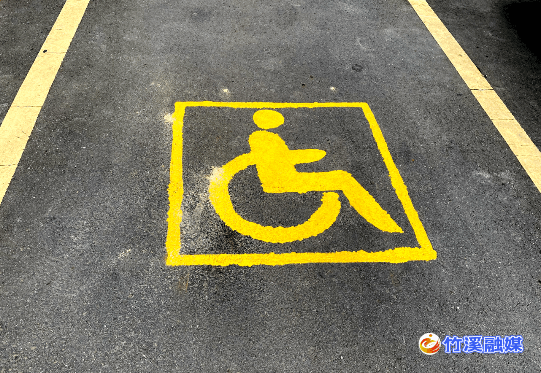 整治行人(闯红灯,乱穿马路,翻越绿化带)及车辆(闯红灯,不礼让行人,乱