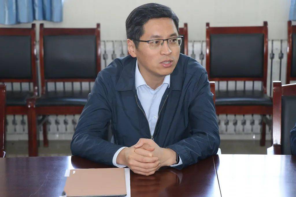 张俊峰走访慰问教师