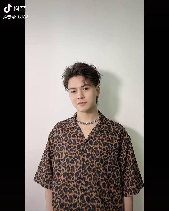 一个是烫的一个是用夹板夹的造型两者对比图发型设计男生发型男生烫发