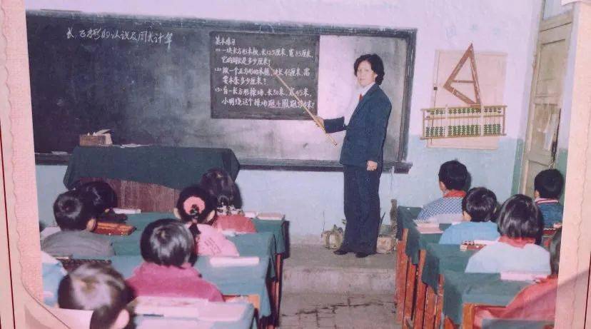迈入校园,百余幅七里河小学发展历程的老照片展现在大家眼前,每一张泛