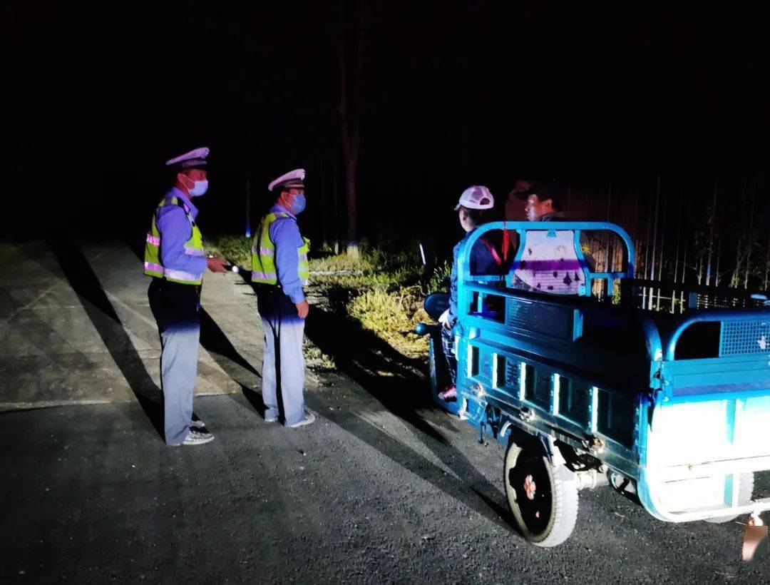 兴凯湖派出所交警中队开展夜间三轮车违法载人集中整治行动