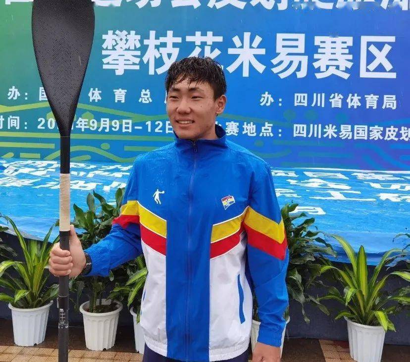 石磊/摄赛道内,运动员全力投入比赛,在水面上奋力挥舞着桨板,朝着终点