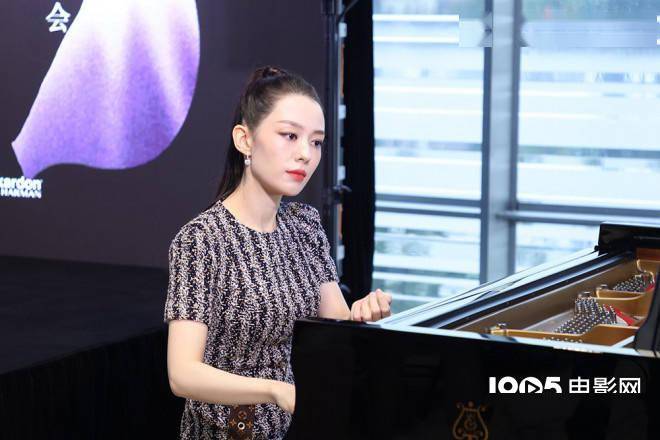 吉娜亮相新专辑发布会 丈夫郎朗助阵上演四手联弹