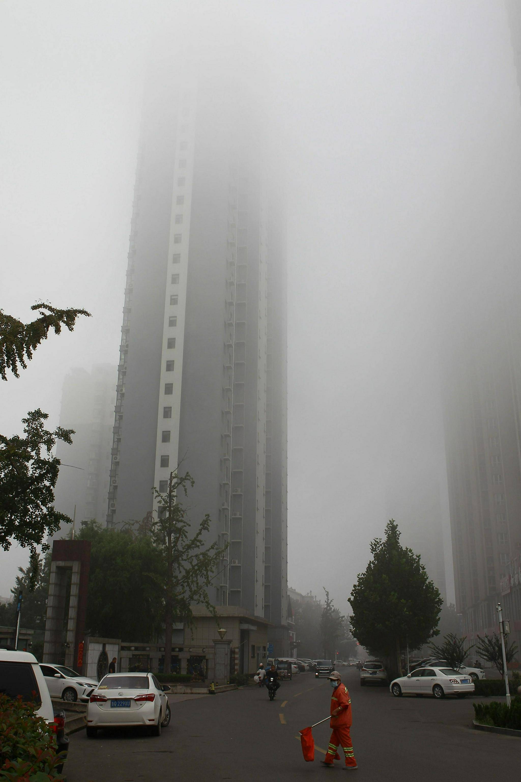 今晨大雾弥漫山东临沂 建筑在雾气中若隐若现