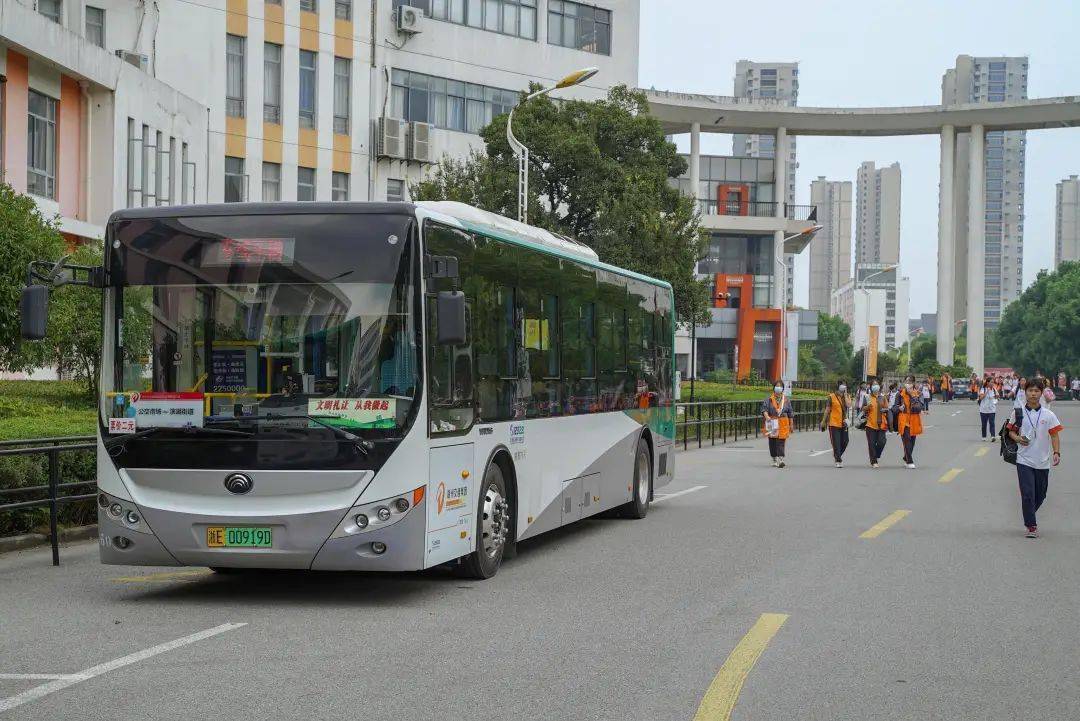 自从公交进校园湖州这所学校终于摆脱拥堵