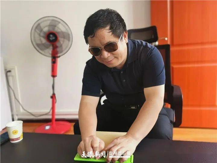 接过恩师教鞭的盲人老师王洪波