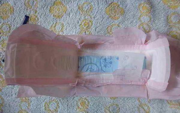 把卫生巾放在厕所很多女人都喜欢把卫生巾放在卫生间,虽然方便,但是