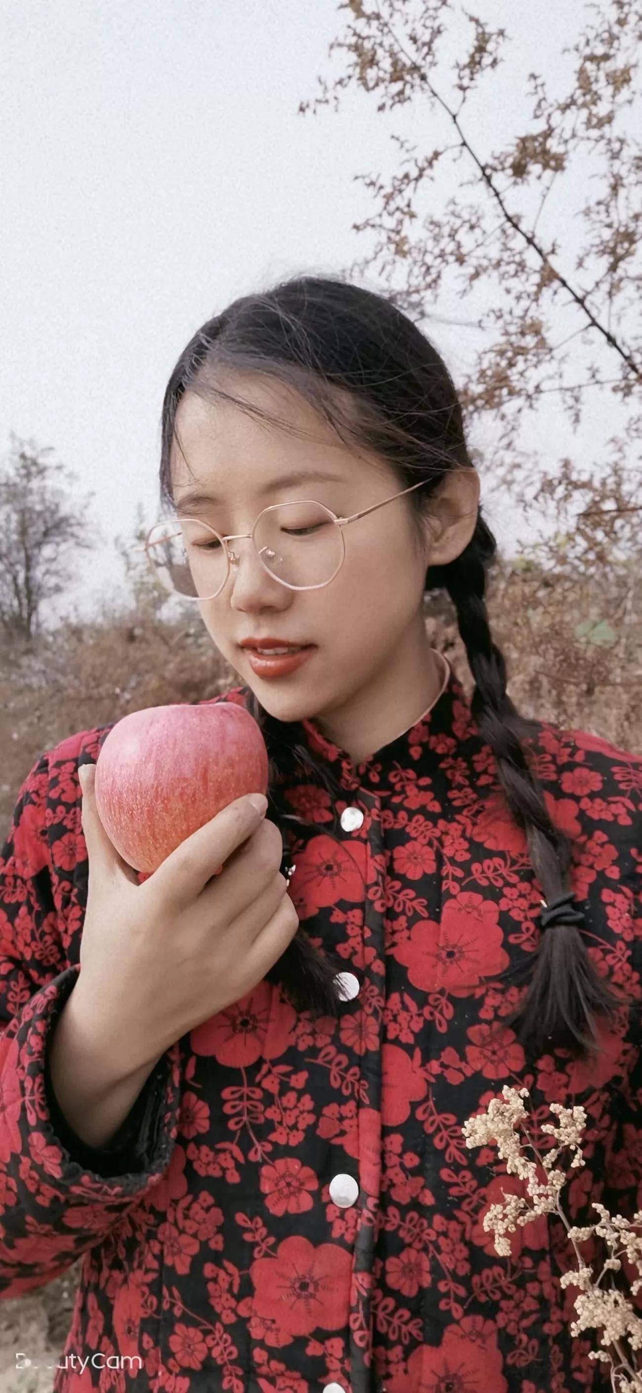 陕西宝鸡返乡帮爸爸卖苹果的姑娘有了自己的品牌和工作室