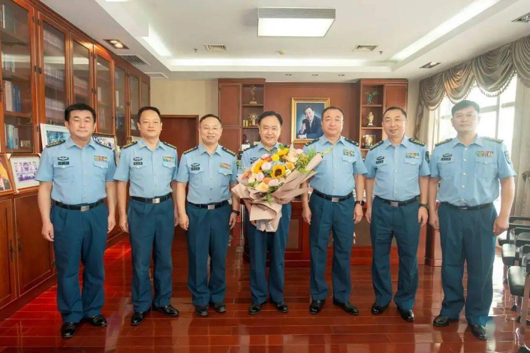 杨春风副政委带队看望慰问了鞠躬,张生勇,樊代明,陈志南4位院士和终身