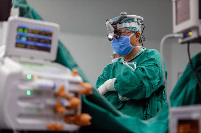 首例|全球首例！北京积水潭医院完成机器人辅助脊柱外科骨切割手术
