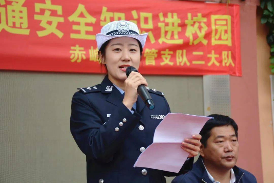 交警小姐姐进校园直播讲安全开学季