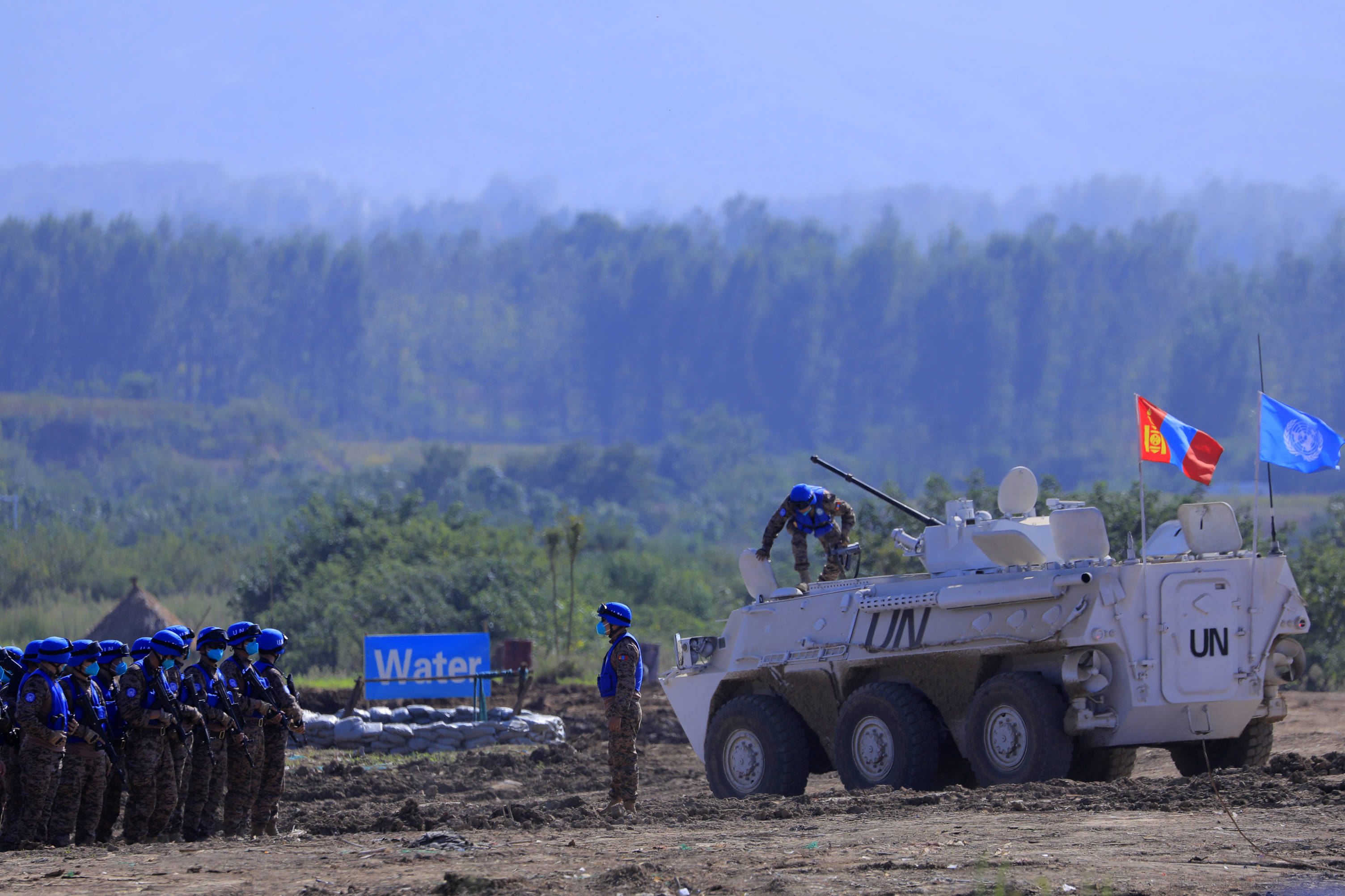 9月11日,蒙古国参演分队进行警戒巡逻课目展示.
