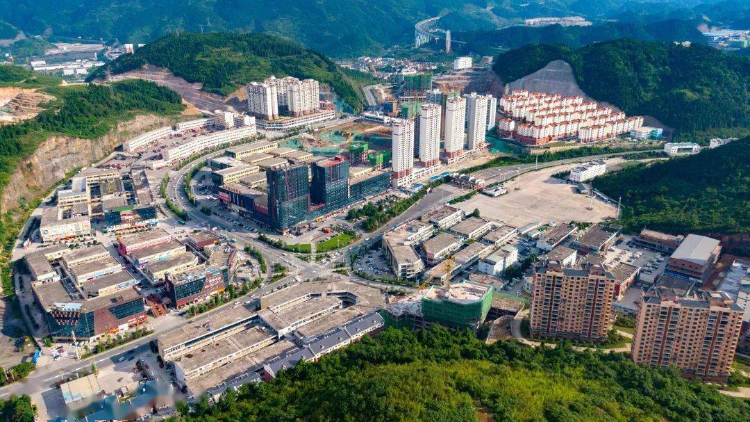 说到万山,它是我们"产业原地转型,城市异地转型"代表城市.