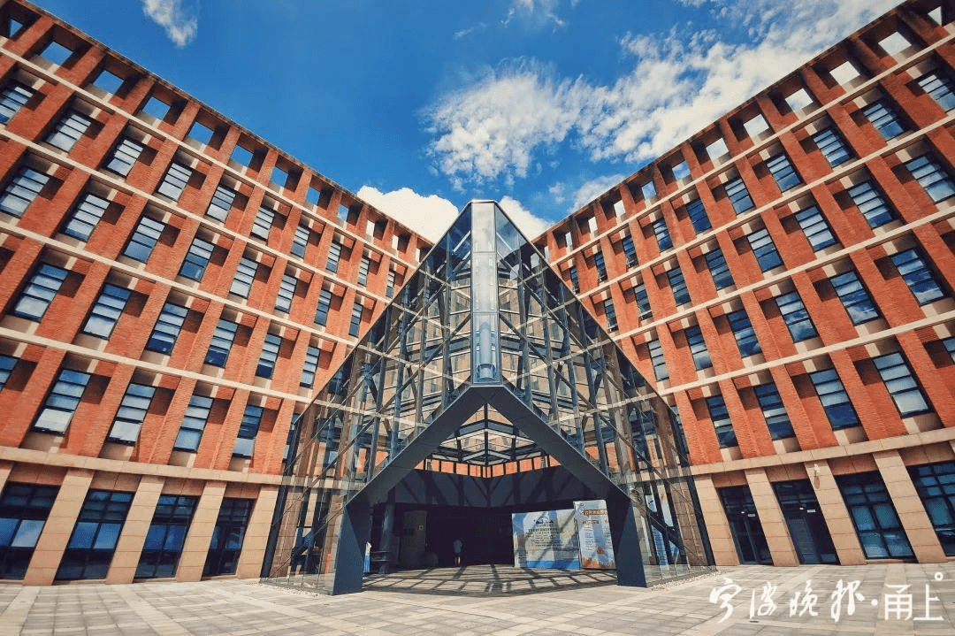 "一所大学,首先要为她所在城市切实解决实际问题,甚至引领这座城市的