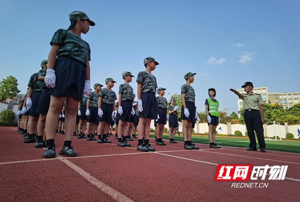 训练|训军人之姿 扬少年精神 金海中学800名学生四天军训叩响初中大门第一课