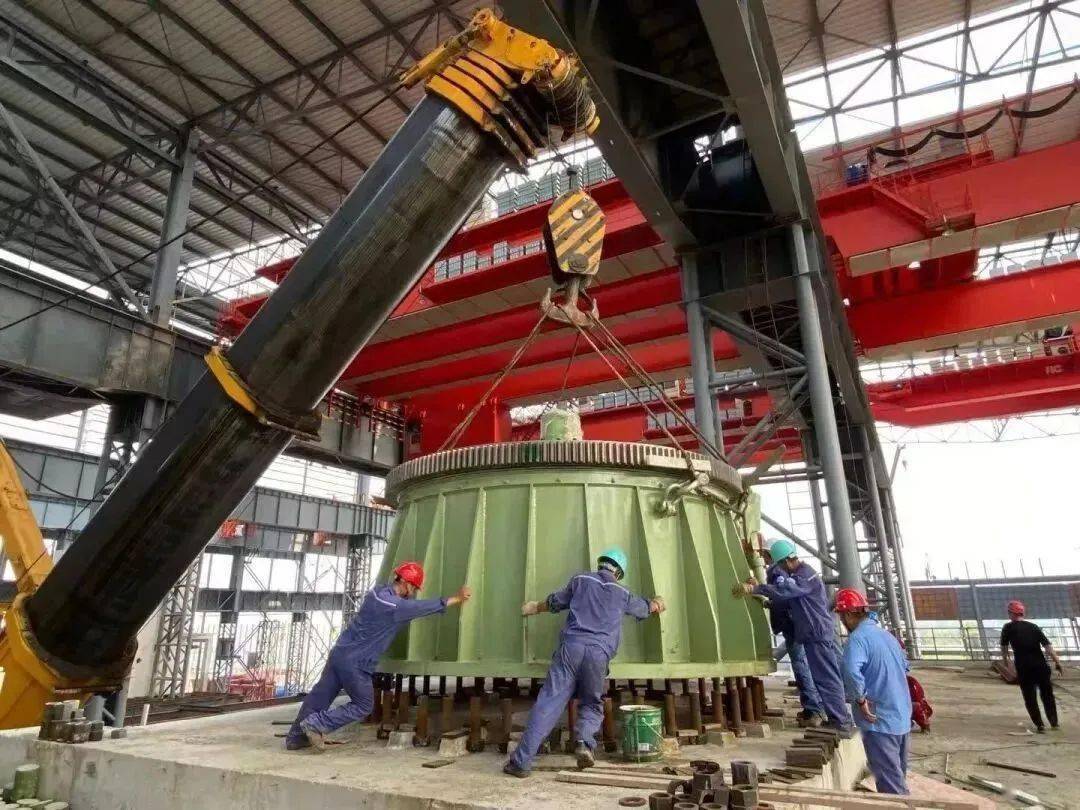 科技有限公司1600mm不锈钢板坯连铸项目大包回转台底座顺利吊装就位