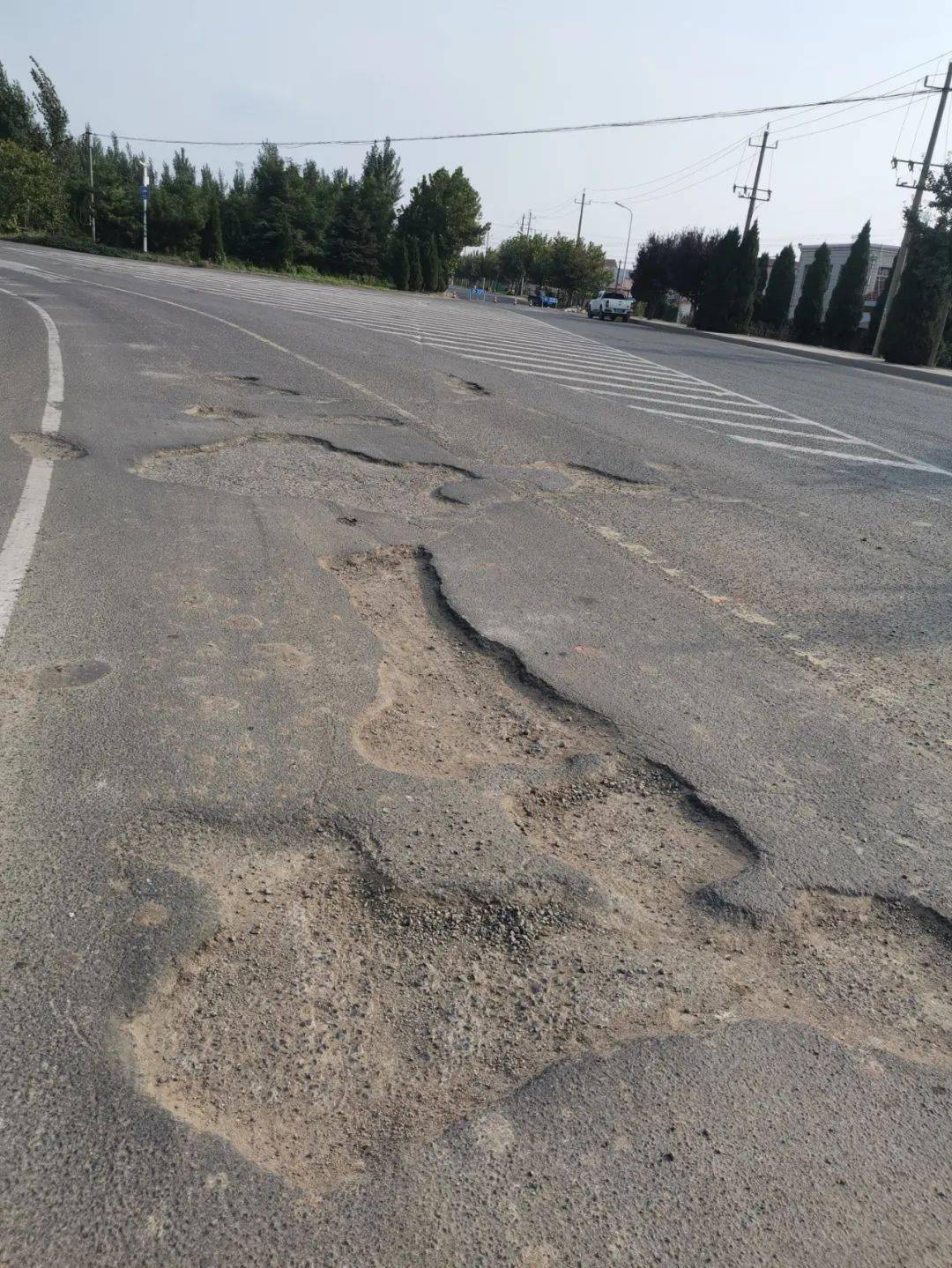 坑洼颠簸蹭底盘,持续"被坑"苦不堪言,即墨这条路本周内完成整修