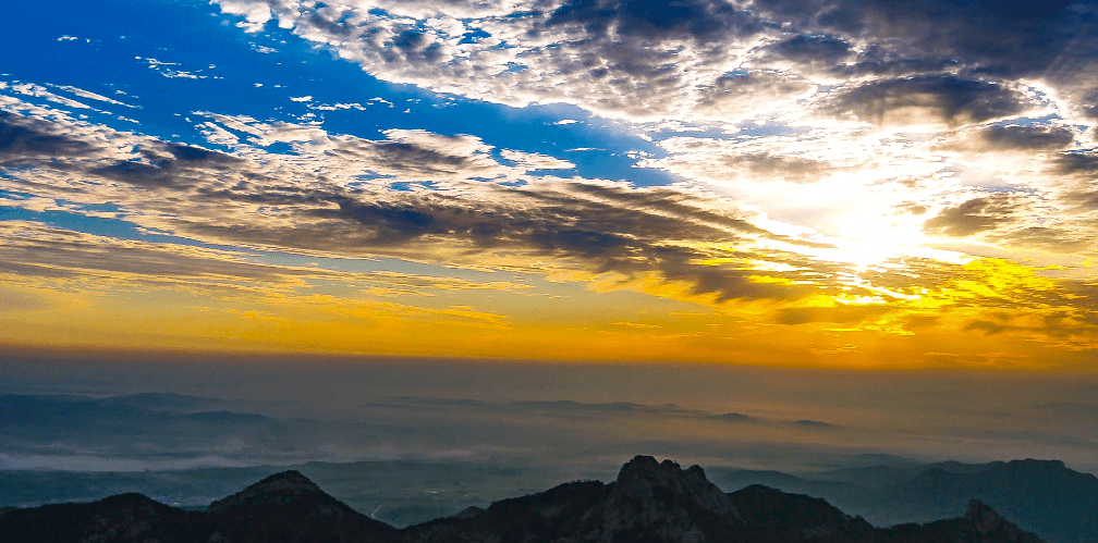 昆嵛云海伴日出 万丈金辉滚滚来