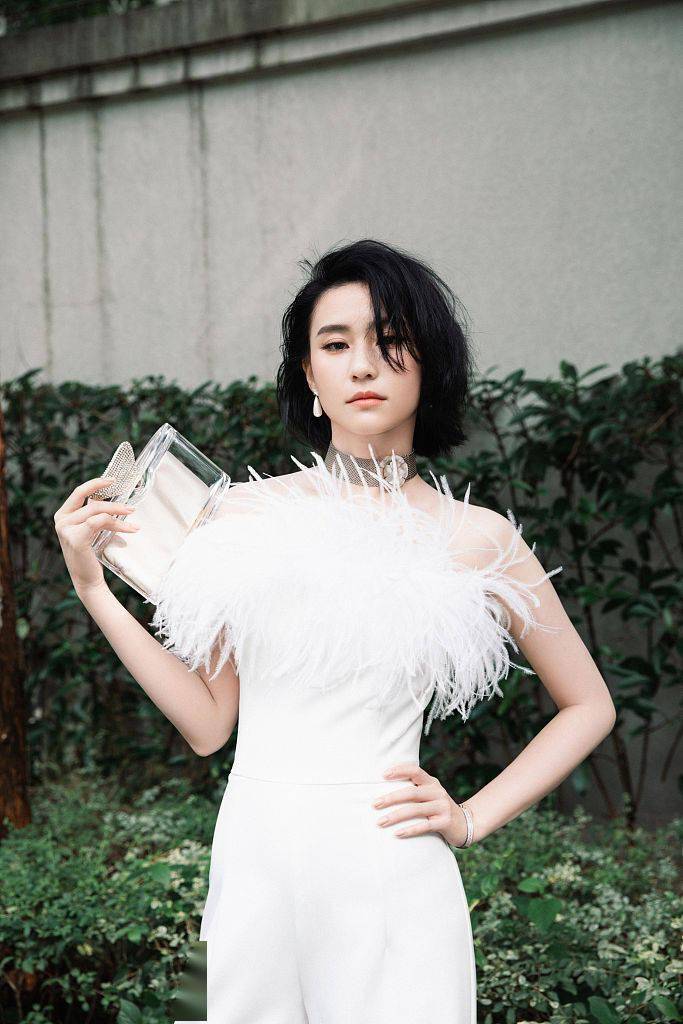 反转|何超莲黑白LOOK变换多样风格 柔美酷飒展现反转魅力